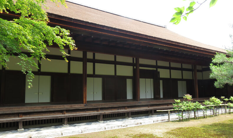 玉林院は大徳寺の塔頭（「たっちゅう」と読みます）として、慶長８年（１６０３）、京都の高名な医学者である曲直瀬正琳（まなせしょうりん）によって月岑宗印（げっしんそういん）和尚を開祖とし、曲直瀬家初代の曲直瀬道三を供養するため建立されました。