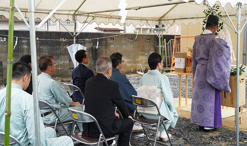 地鎮祭（じちんさい）は建物の建築に際し、その土地の神様や建築の神様をお迎えし、敷地を祓い清め工事の安全と施主やご家族の無事を祈り、建物の末永い繁栄を祈願します。