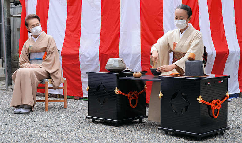 １０月２６日は柿の日です。この日にちなみ、柿の木を御神木とする草津市内の立木神社で、お茶会が開催されました。