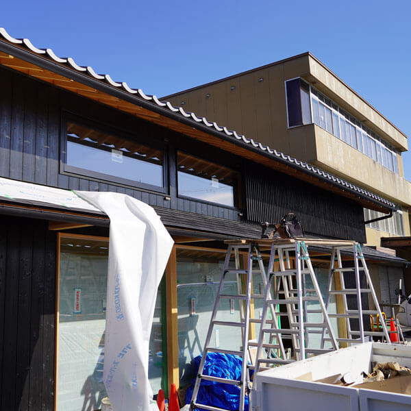 老舗茶舗千紀園の新店舗に日本の建築らしい窓格子が取り付けられました